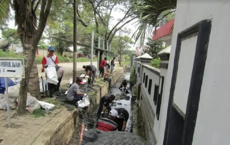 Bersih-bersih, 60 Warga Tanjung Priok Ikuti Program Padat Karya