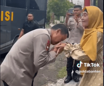 20230703074441 2 jenderal polri cium tangan pensiunan polwan sosoknya jenderal wanita pertama jadi kapolda 001 thomas wardhana