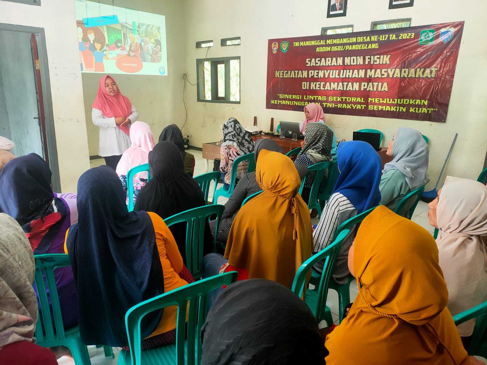 Keterangan foto; Bertempat di Kantor Desa Babakankeusik kecamatan Patia dilaksanakan kegiatan non fisik berupa kesehatan yang diikuti oleh warga desa setempat, Rabu (02/08/2023).