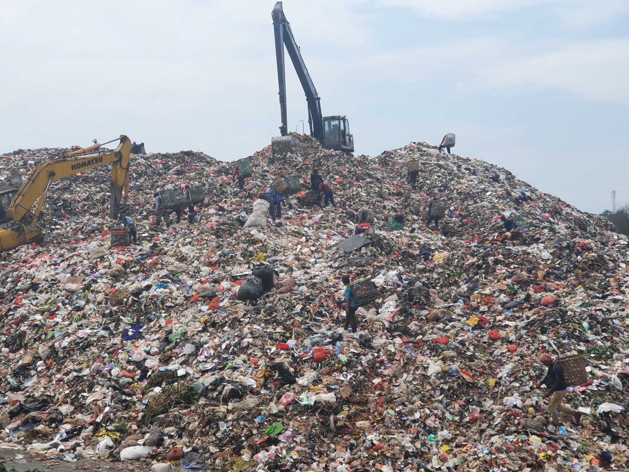 Tumpukan Sampah di TPA Cipeucang Tangsel scaled 1