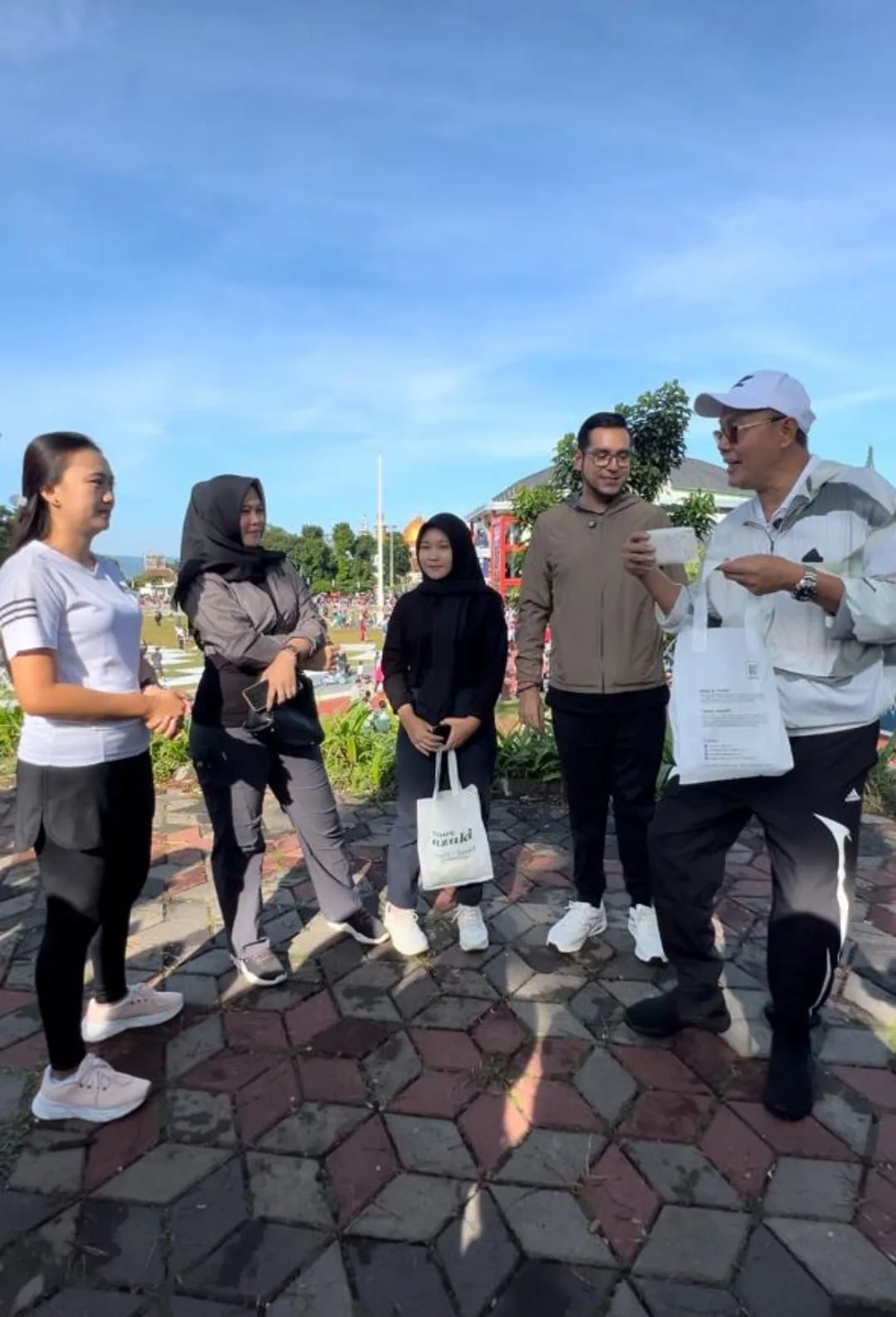 Bobby Maulana Dukung UMKM Tempe Sambil Olahraga dan Kulineran di Kampung Halaman Sukabumi