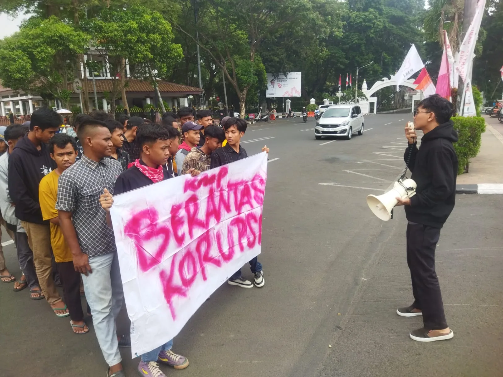 Koalisi Milenial Perubahan (KMP) Gelar Aksi Anti Korupsi di Depan Pendopo Bupati Serang